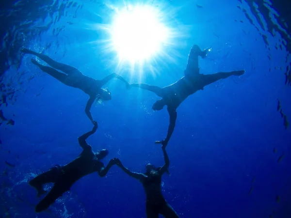 Freunde haben Spaß im Meer — Stockfoto