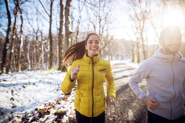Щаслива Усміхнена Спортивна Молода Пара Біжить Зимовому Спортивному Одязі Тренування — стокове фото