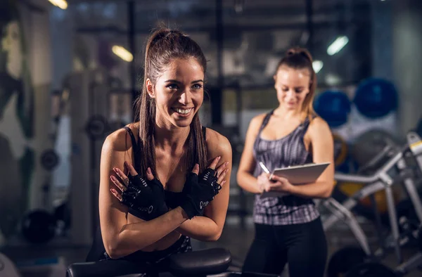 Junge Frau Beim Training Während Ihr Persönlicher Trainer Fitnessstudio Hinter — Stockfoto