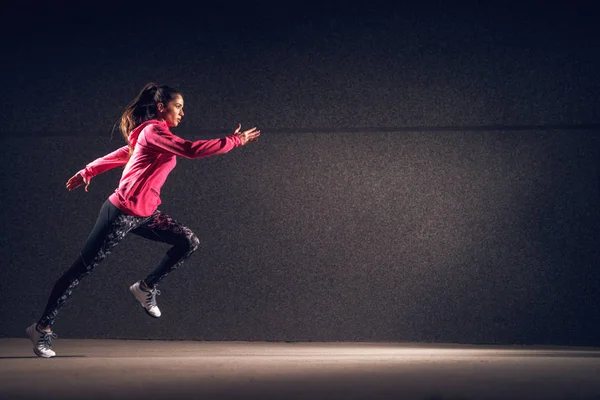 Портрет Молодої Стрункої Жінки Спортивному Одязі Біжить Темній Стіні — стокове фото