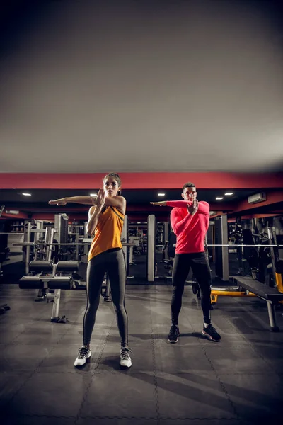 Attraktiv Ung Kvinna Sportkläder Stretching Med Personlig Tränare Gymmet — Stockfoto