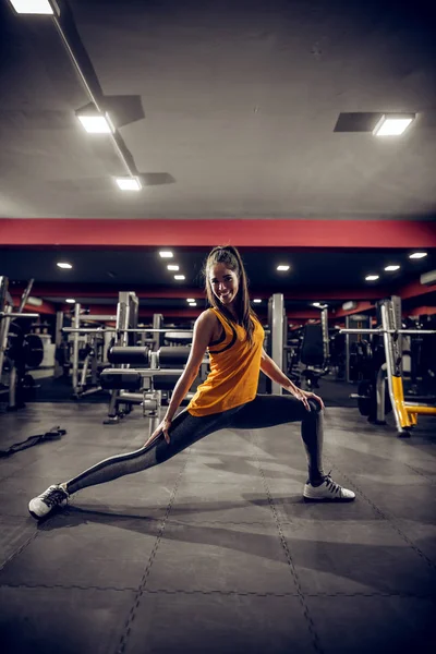 Çekici Genç Kadın Spor Salonunda Germe Ayakta Yapıyor — Stok fotoğraf