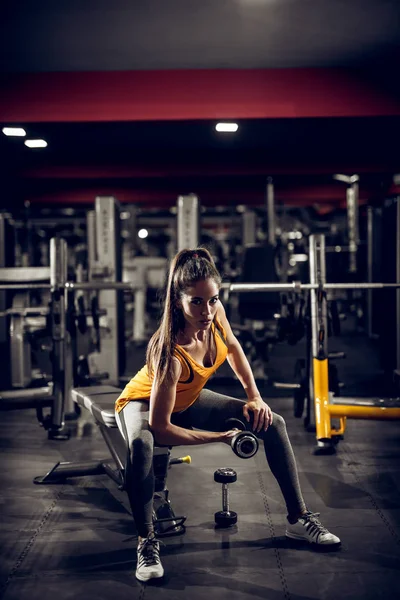 Güzel Sportif Genç Kadın Ile Halter Salonunda Egzersiz — Stok fotoğraf