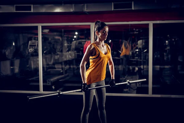 Hermosa Mujer Joven Fitness Ejercicio Con Barra Pesas Gimnasio —  Fotos de Stock