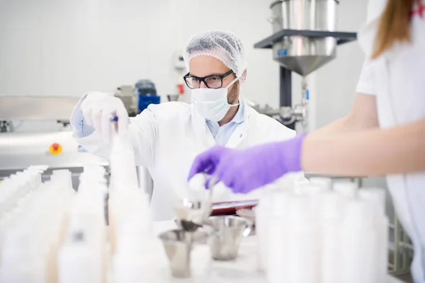 Dois Cientistas Verificando Qualidade Dos Produtos Cosméticos Laboratório Garrafas Brancas — Fotografia de Stock