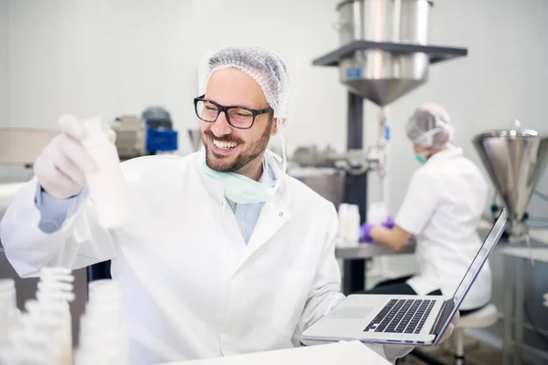 Jovem cientista bonito — Fotografia de Stock