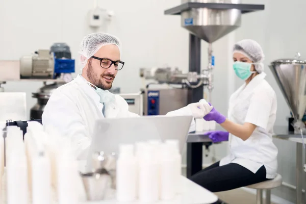 Junge hübsche Wissenschaftlerin — Stockfoto