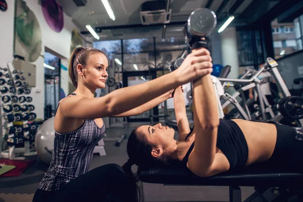 Giovane Donna Che Allena Con Manubri Mentre Sua Personal Trainer — Foto Stock