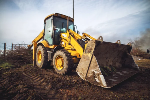 Yellow Excavator Cleaning Backyard Industrial Space — Stock Photo, Image