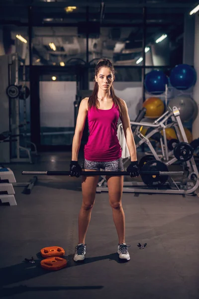 Vackra Sportig Ung Kvinna Tränar Med Skivstång Gymmet — Stockfoto