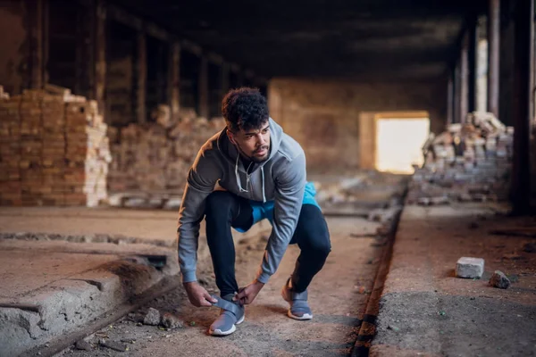 Joven Corredor Masculino Activo Ropa Deportiva Atando Zapato Velcro Lugar — Foto de Stock