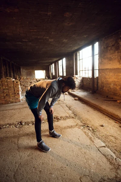 Egzersiz Yaptıktan Sonra Terk Yerde Oturan Kulaklıklar Ile Mutlu Afro — Stok fotoğraf