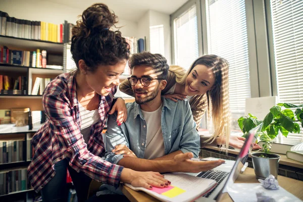 Tres Jóvenes Estudiantes Trabajadores Que Estudian Biblioteca Utilizando Ordenador Portátil — Foto de Stock