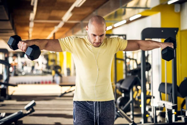 Stark Muskulös Man Tränar Med Hantlar Gymmet — Stockfoto