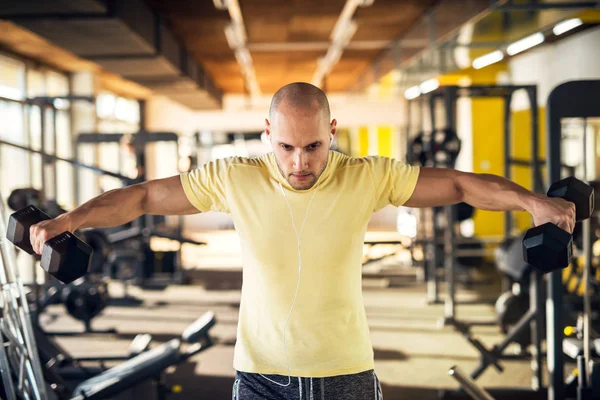 Stark Muskulös Man Tränar Med Hantlar Gymmet — Stockfoto