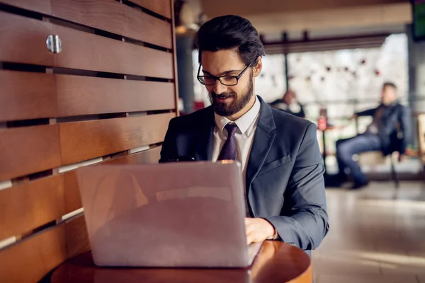 Successful Handsome Young Bearded Businessman Suit Working Laptop Cafe — Stock Photo, Image