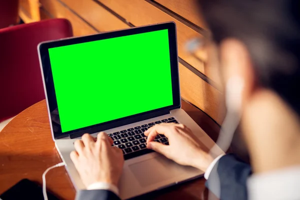 Geschäftsmann Tippt Auf Laptop Tastatur Mit Leerem Grünen Editierbaren Bildschirm — Stockfoto