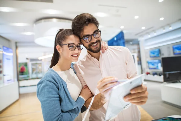 Joven Feliz Pareja Tienda Electrónica Elegir Nueva Tableta — Foto de Stock