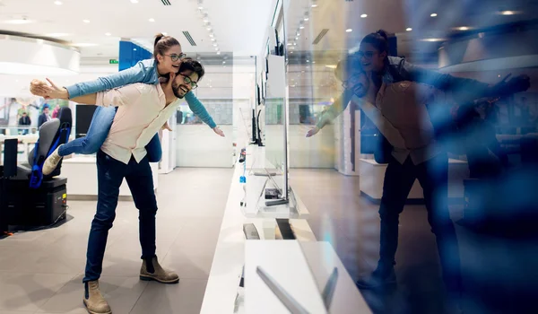 Glückliches Junges Liebespaar Wählt Neuen Fernseher Tech Geschäft Mann Und — Stockfoto