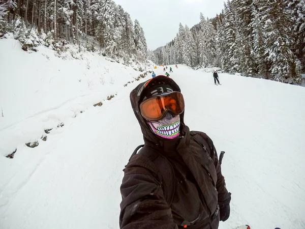 Snowboarder Pista Esquí Tomando Selfie —  Fotos de Stock