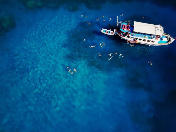 Vista Aerea Bella Laguna Blu Con Barca Vela Bianca — Foto Stock