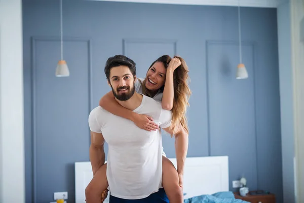 Mooie Jonge Vrouw Man Pyjama Met Plezier Slaapkamer Grappige Piggyback — Stockfoto