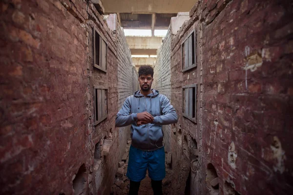 Retrato Joven Afroamericano Enfocado Con Auriculares Parados Dentro Lugar Abandonado — Foto de Stock