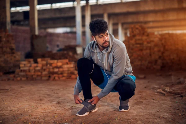 Terk Edilmiş Yerde Velcro Ayakkabısını Bağlayan Spor Genç Aktif Erkek — Stok fotoğraf