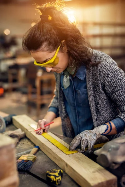 Pracovitý Ženské Carpenter Pracující Pravítkem Dělání Značek Dřevě Dílně — Stock fotografie