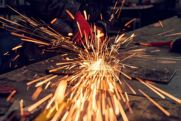 Foto Recortada Soldador Profesional Que Trabaja Taller Chispas Brillantes Primer —  Fotos de Stock