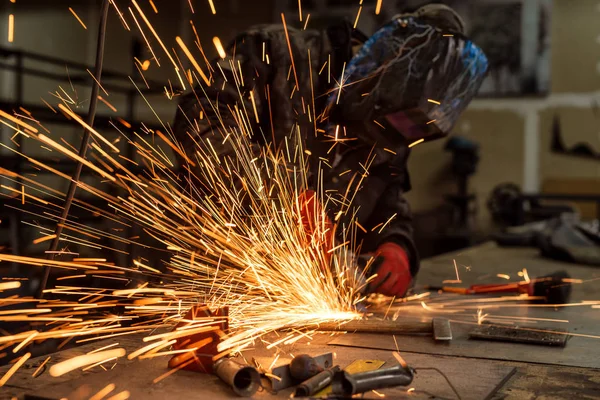 Saldatore Professionale Con Maschera Protezione Che Lavora Officina Scintille Luminose — Foto Stock