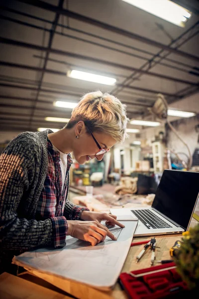 Hardworking Professional Female Engineer Working Laptop Blueprint Workshop — Stock Photo, Image