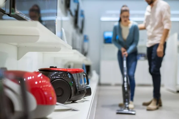 Casal comprar novo aspirador de pó — Fotografia de Stock