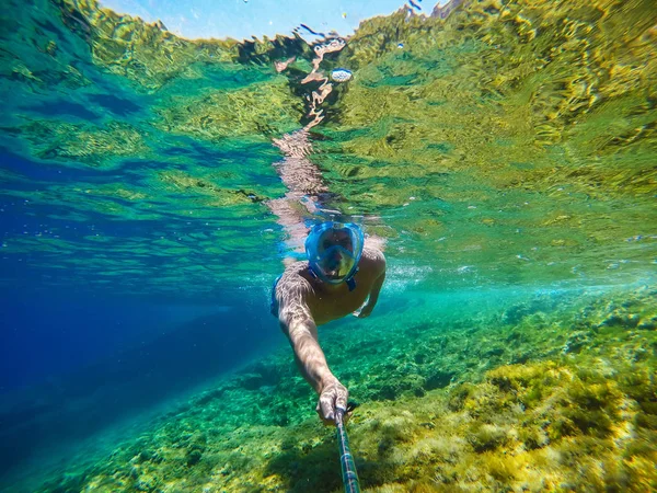 Foto Subaquática Jovem Nadando Mar Claro — Fotografia de Stock