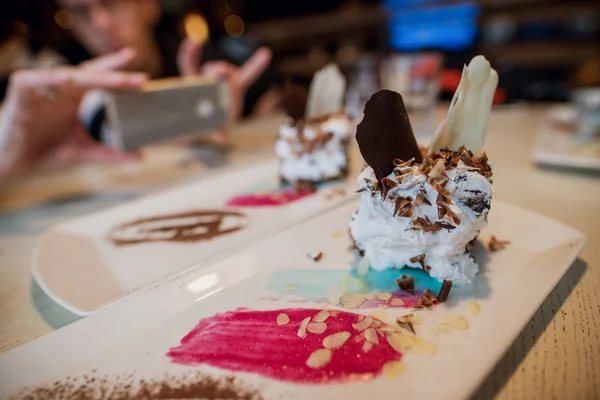 皿の上のレストランでアイス クリーム ケーキ デザート — ストック写真
