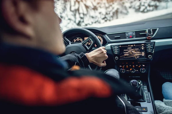 Sikt Bakfra Fra Fra Bilen Til Ung Mann Som Kjører – stockfoto