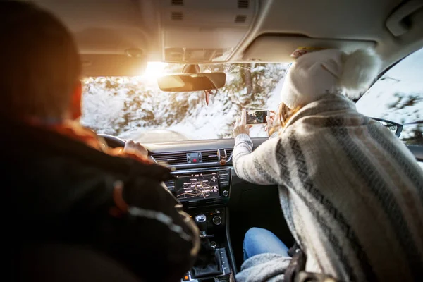 Vista Trasera Desde Coche Hombre Joven Conduciendo Invierno Nevado Carretera — Foto de Stock