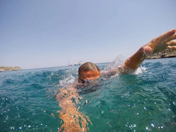 Jovem Mergulhando Água Mar Clara — Fotografia de Stock