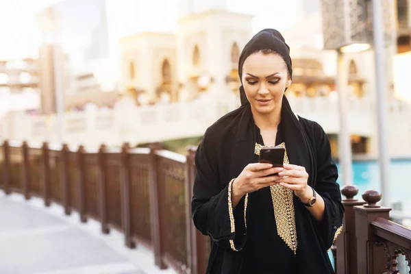 Hermosa Mujer Joven Musulmana Hijab Negro Usando Teléfono Inteligente Ciudad — Foto de Stock