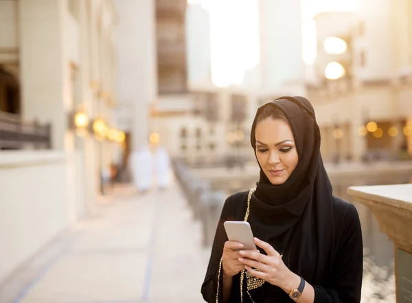 Hermosa Mujer Joven Musulmana Hijab Negro Usando Teléfono Inteligente Ciudad — Foto de Stock