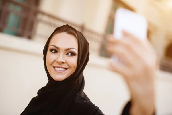 Hermosa Mujer Joven Musulmana Hijab Negro Usando Teléfono Inteligente Tomar — Foto de Stock