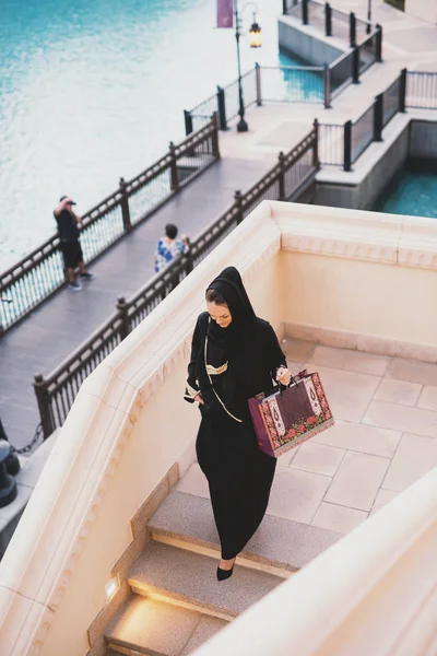 Beautiful Muslim Young Woman Black Hijab City — Stock Photo, Image