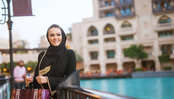 Muslim Wanita Muda Yang Cantik Dalam Hijab Hitam Kota — Stok Foto