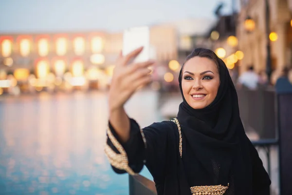 Bela Muçulmano Jovem Mulher Preto Hijab Usando Smartphone Tomando Selfie — Fotografia de Stock