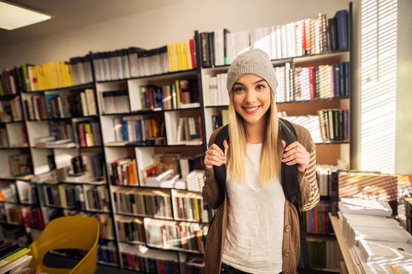 Retrato Una Joven Estudiante Feliz Posando Biblioteca — Foto de Stock