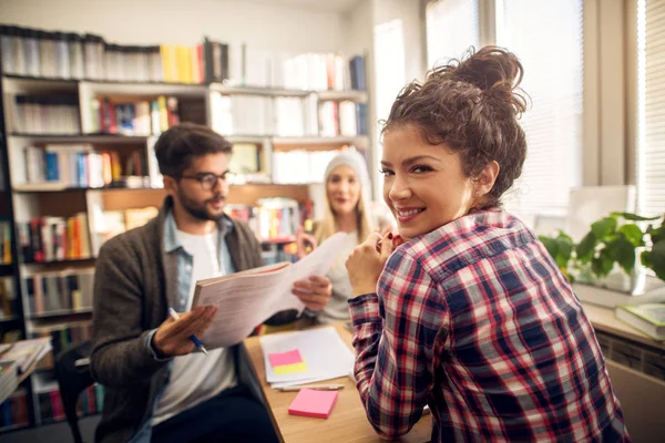 Concepto Educación Biblioteca Estudiantes Trabajo Equipo Tres Jóvenes Amigos Felices — Foto de Stock