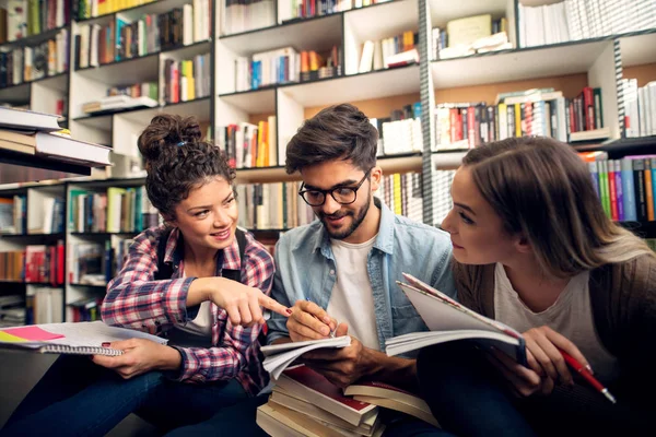 Concepto Educación Biblioteca Estudiantes Trabajo Equipo Tres Jóvenes Amigos Felices — Foto de Stock