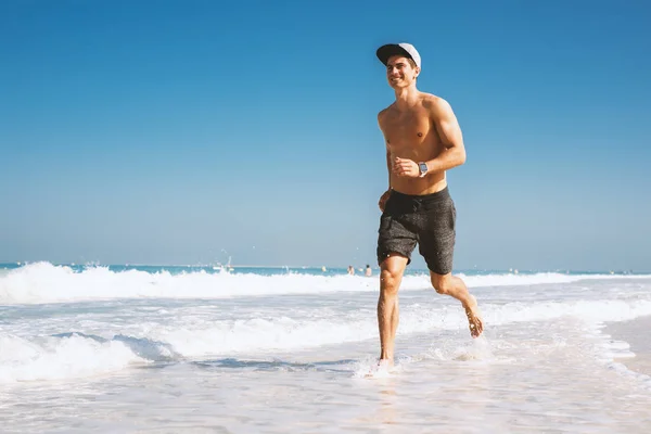 Lekkoatletycznego Młody Człowiek Szczęśliwy Jogging Plaży Latem — Zdjęcie stockowe