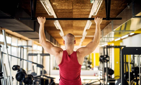 Stark Bodybuilder Gör Dra Upp Träning Gym — Stockfoto
