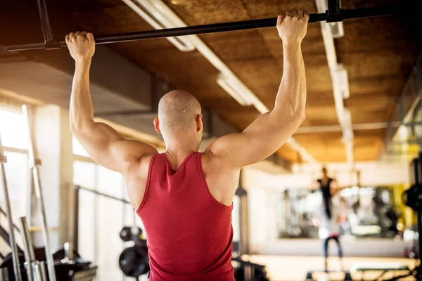 Stark Bodybuilder Gör Dra Upp Träning Gym — Stockfoto